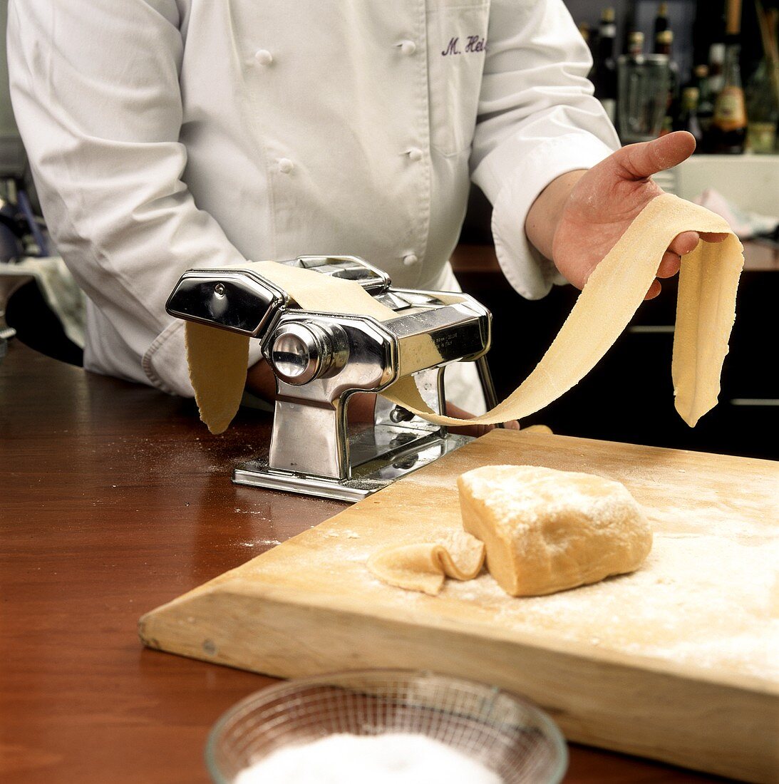 Working pasta dough with a machine