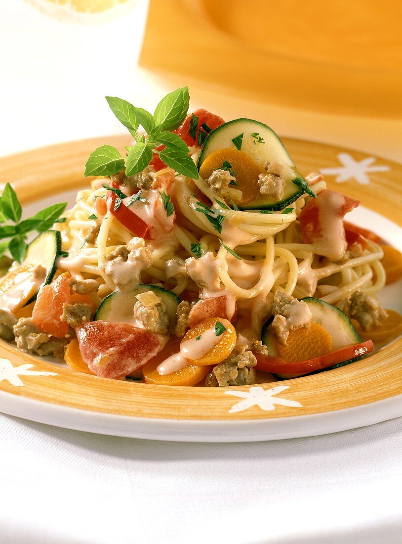 Spaghetti alla ragusana (Nudeln mit Gemüse-Hackfleisch-Sauce)