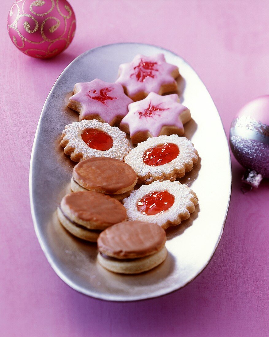 Biscuits: nougat cookies, jam biscuits, raspberry stars