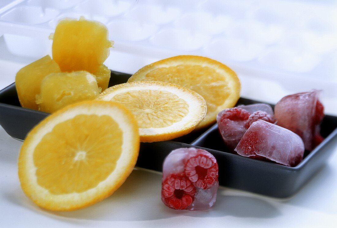 Gefrorene Früchte als Dekoration für Drinks