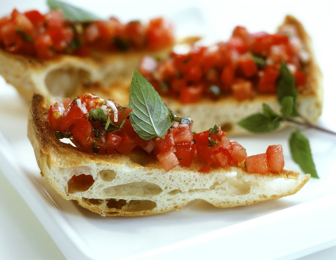 Flatbread with Turkish tomato and pepper salad