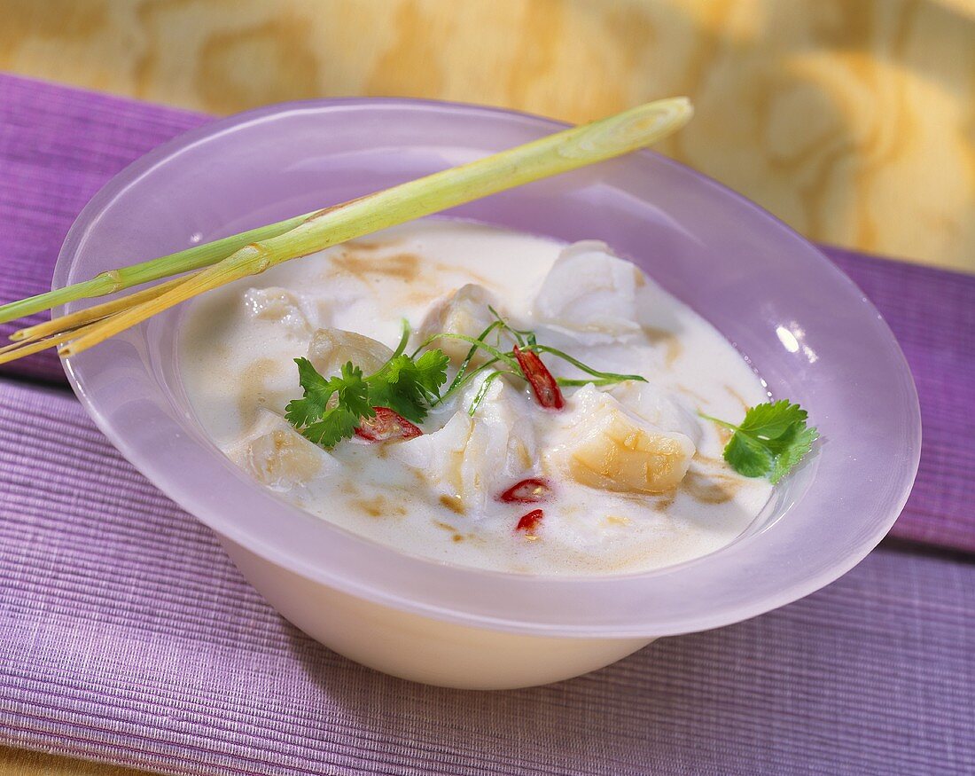 Thailändische Fischsuppe mit Kokosmilch und Chili