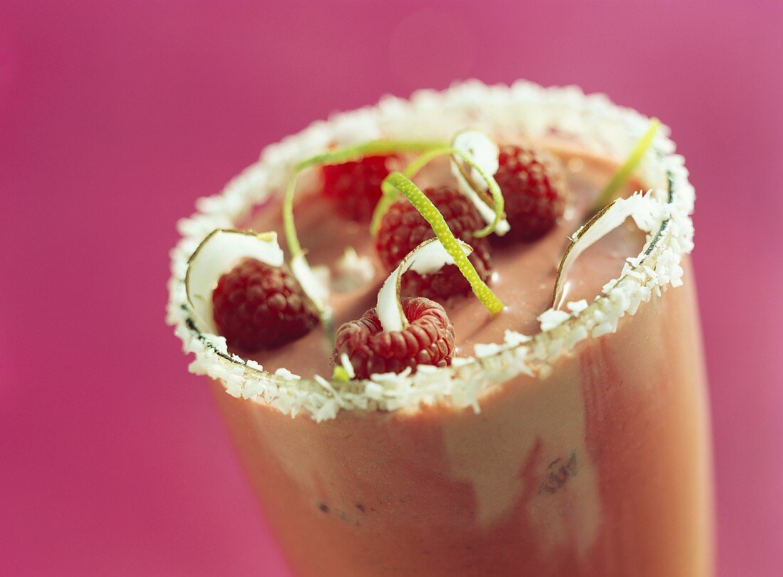 Beerenshake mit Himbeeren und Kokosraspel