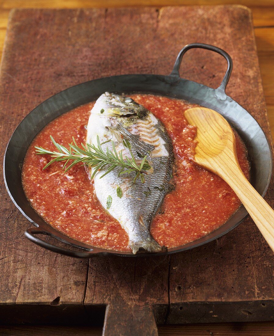 Fisch mit Mandeln, Weißwein und Tomatensauce (con almendras)
