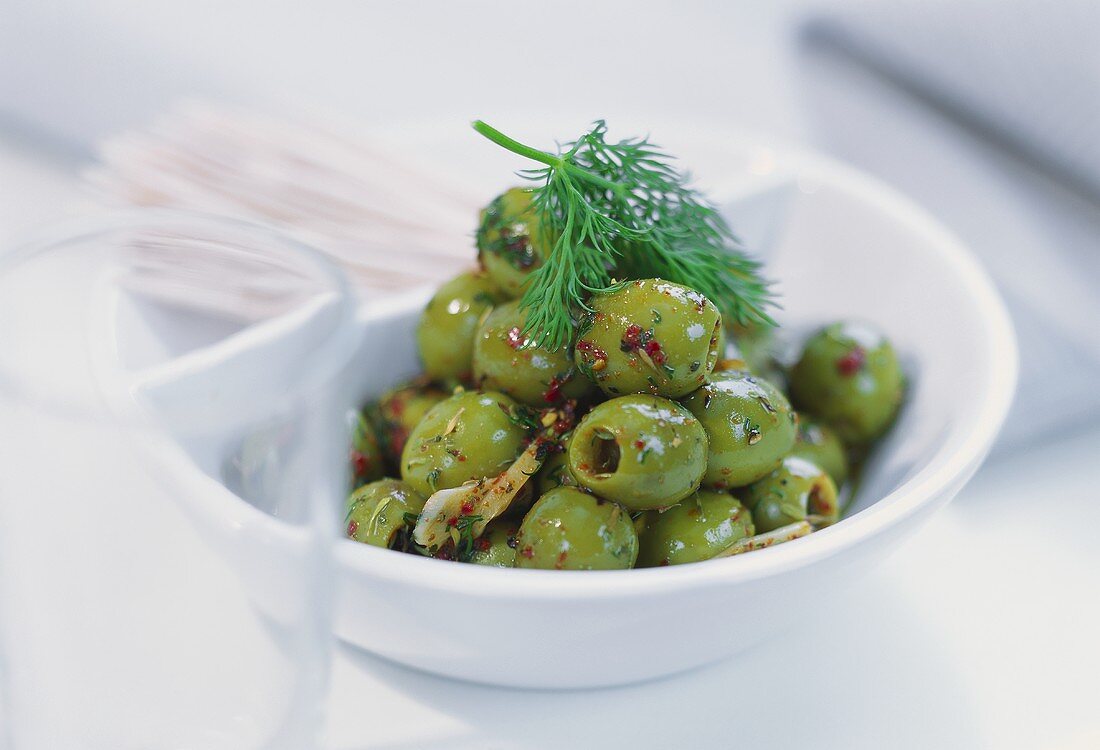 Grüne Oliven mit Kräutern