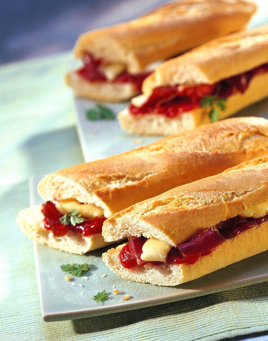 Pastrami Submarine Sandwich mit Käse