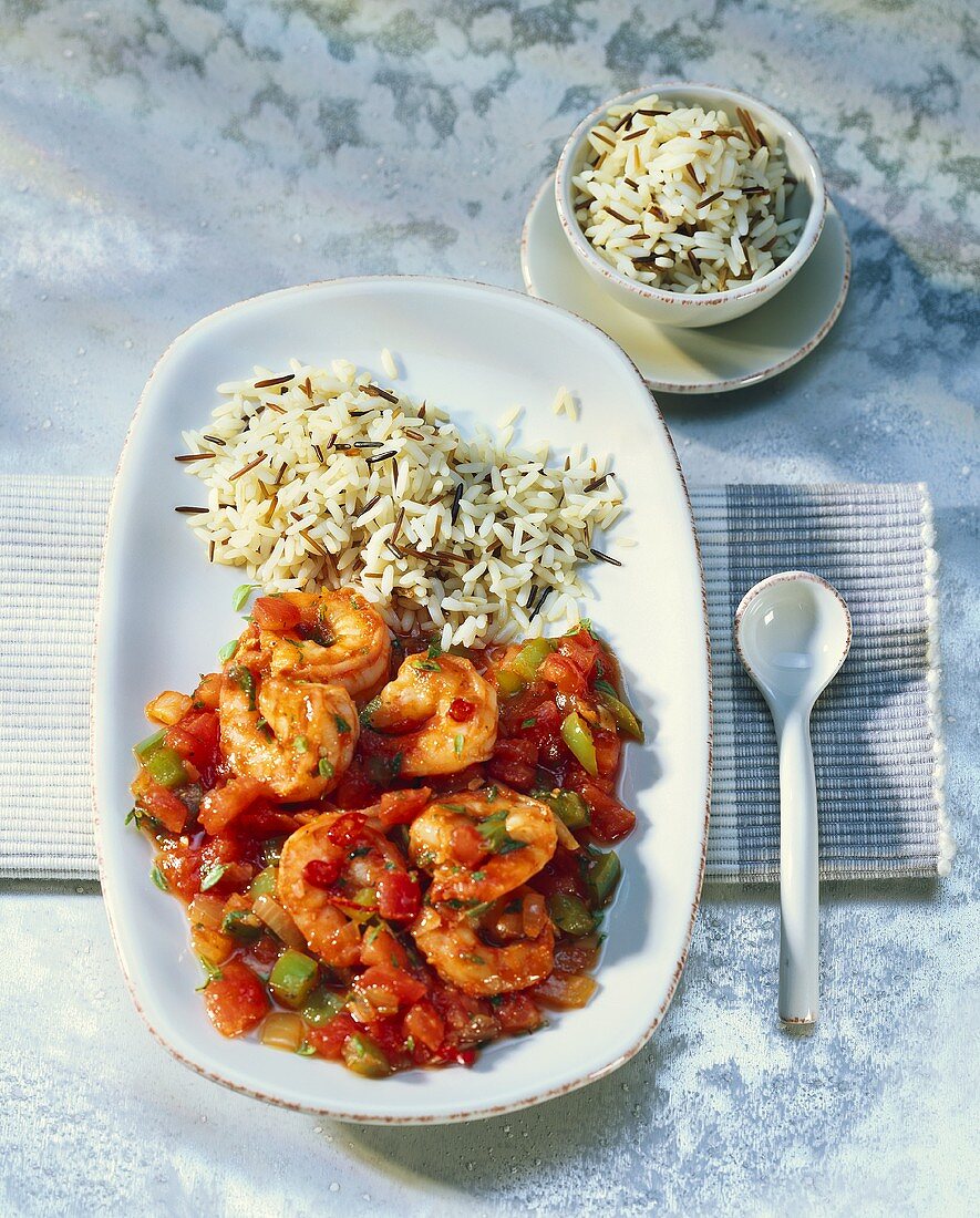 Shrimps with peppers, tomatoes and wild rice (seafood gumbo)