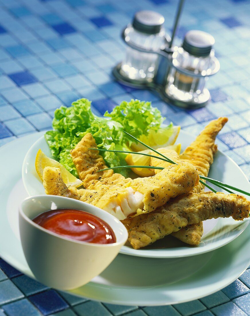 Fishfingers mit Ketchup (fritierte Fischfilets; USA)