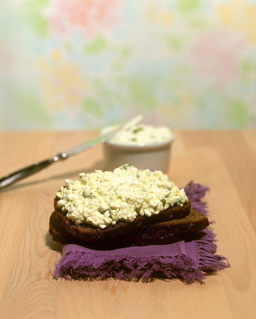 Bread spread with soft cheese & cottage cheese with ramsons