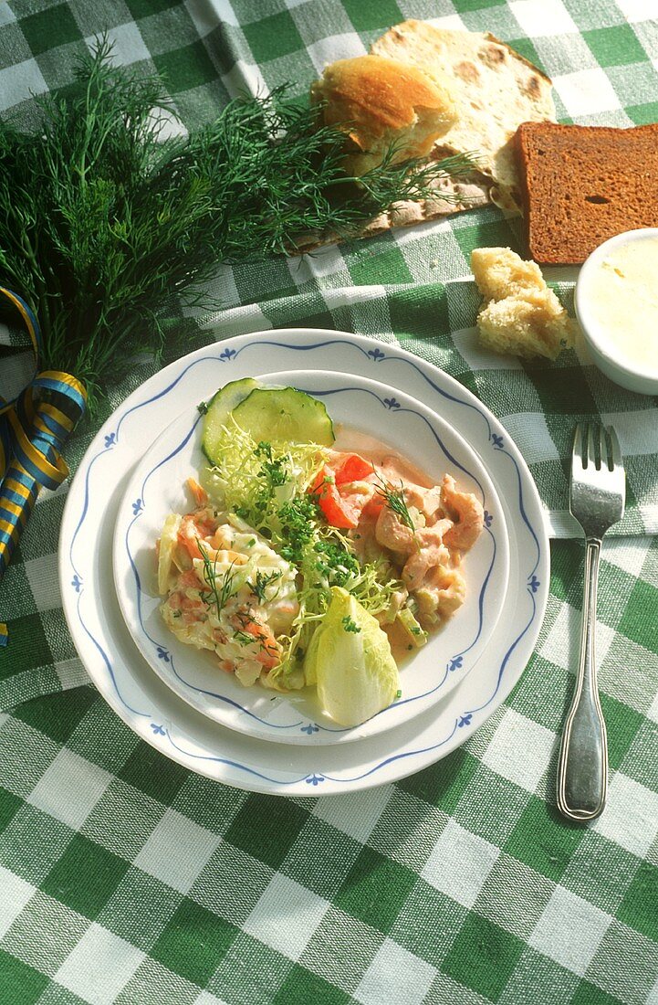 Krabbensalat mit Kartoffel-Möhren-Salat und Blattsalaten
