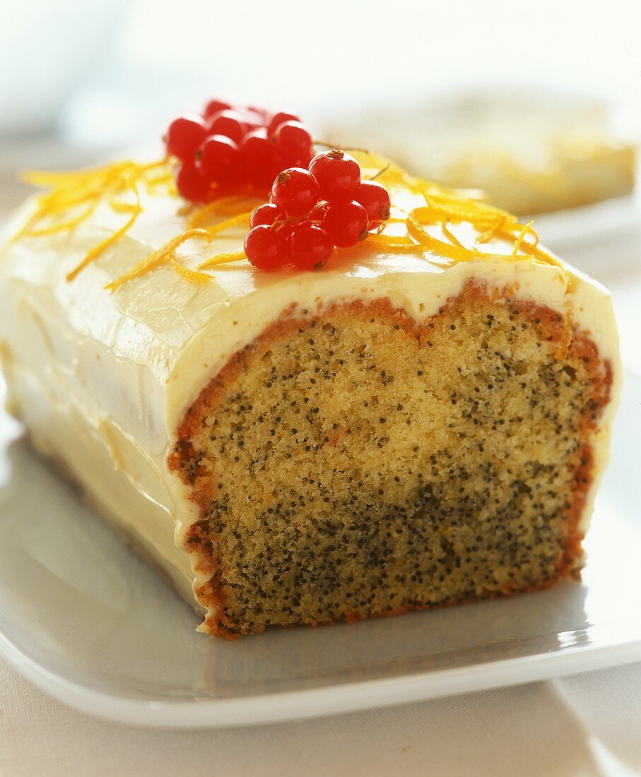 Small orange and poppy seed cake with cream icing