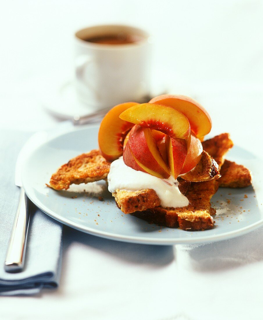 Cake Italien (Hefegebäck) mit Creme Fraiche und Pfirsichen