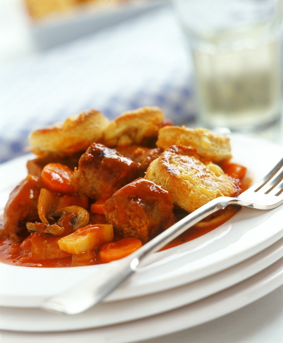 Gemüse-Wurst-Pfanne mit Tomatensauce und Kartoffelplätzchen