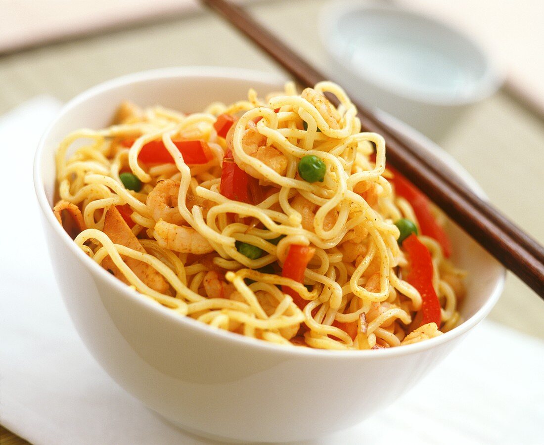 Asian noodles with shrimps, peppers and pork