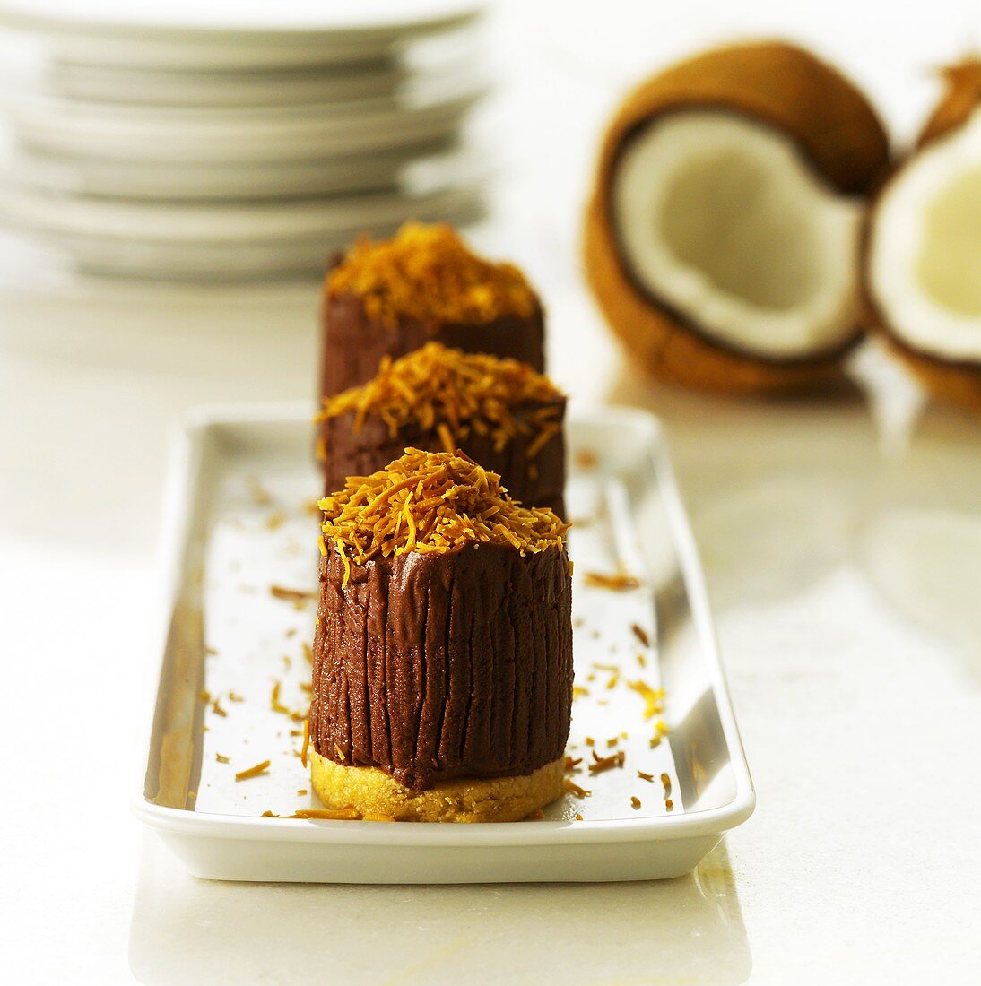 Mousse au chocolat auf Mürbeteigboden mit Kokosraspeln