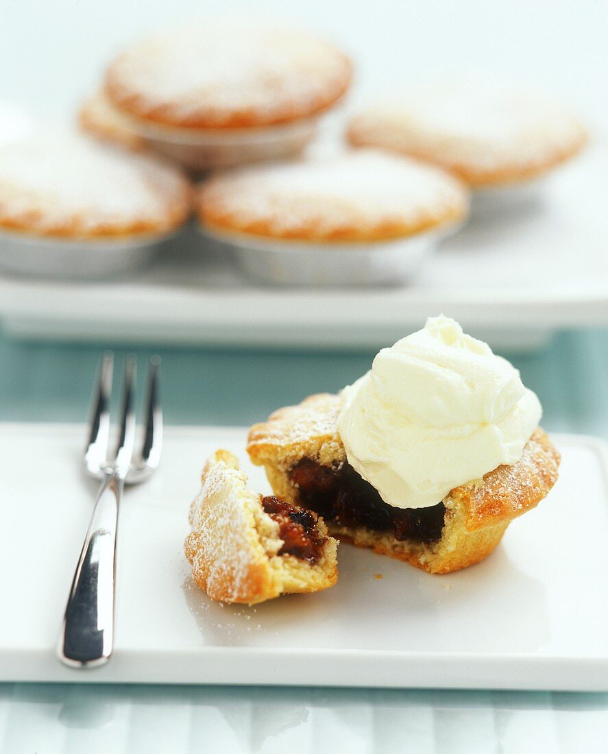 Mince pie with clotted cream (England)