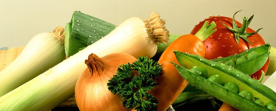 Gemüsestillleben (Lauch, Zwiebel, Karotte, Erbsen, Tomate)
