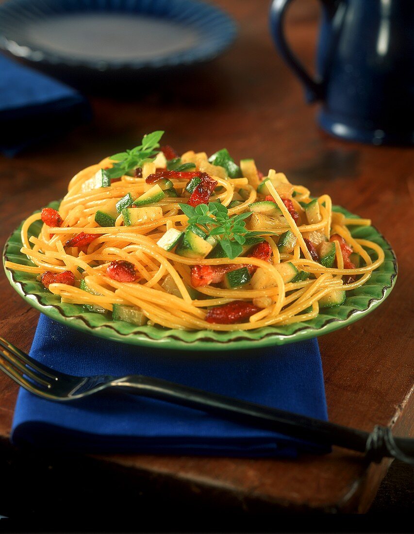 Spaghetti mit Speckstreifen, Zucchiniwürfeln und Safran