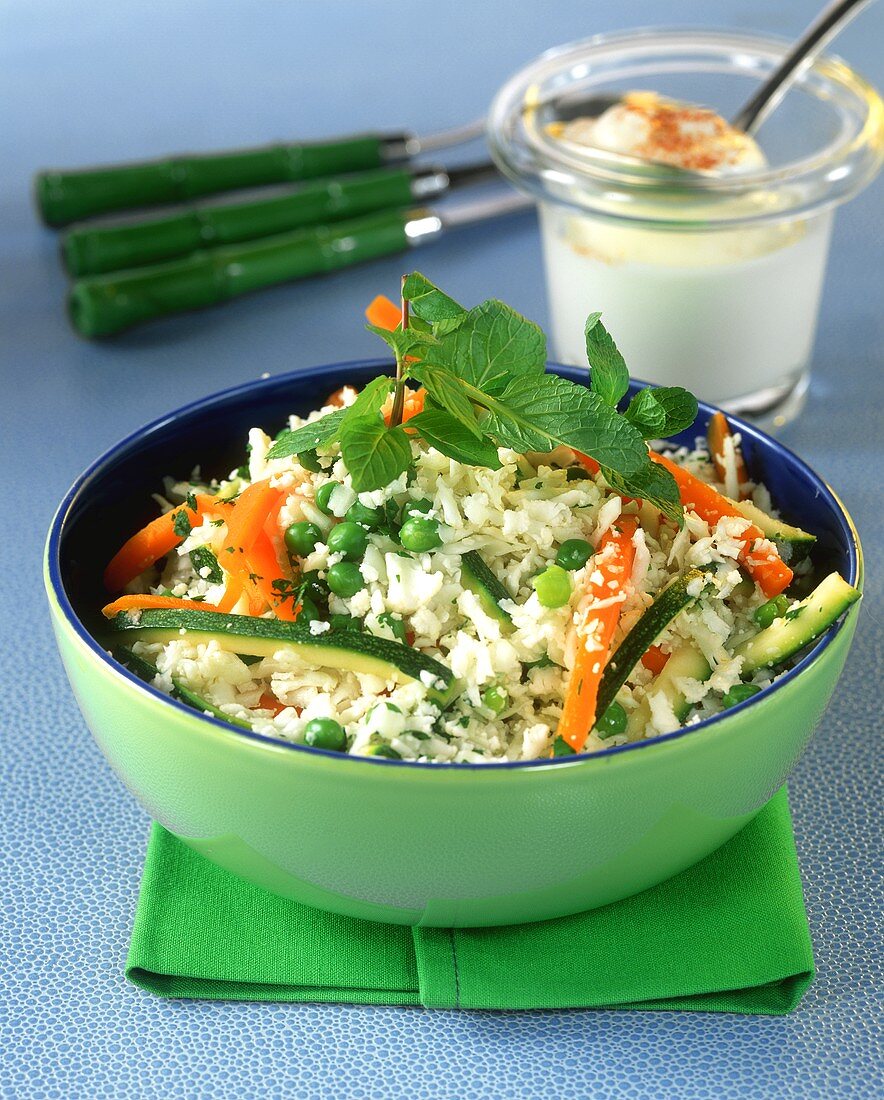 Cauliflower salad with carrots & courgettes, with yoghurt sauce