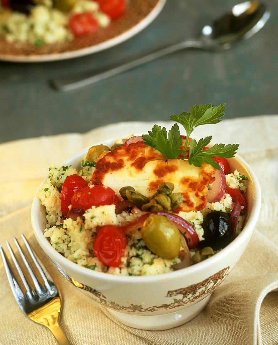 Couscous mit Halloumi-Käse, Tomaten, Oliven und Kapern