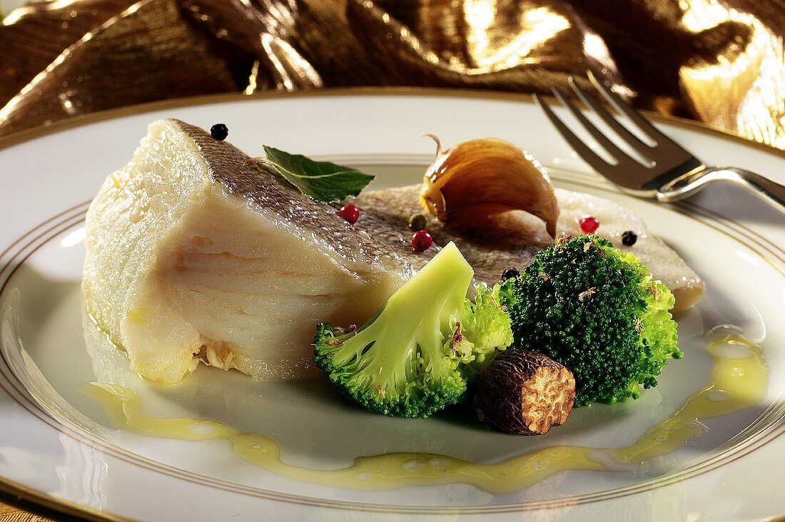 Cod fillet with broccoli and nutmeg, olive oil