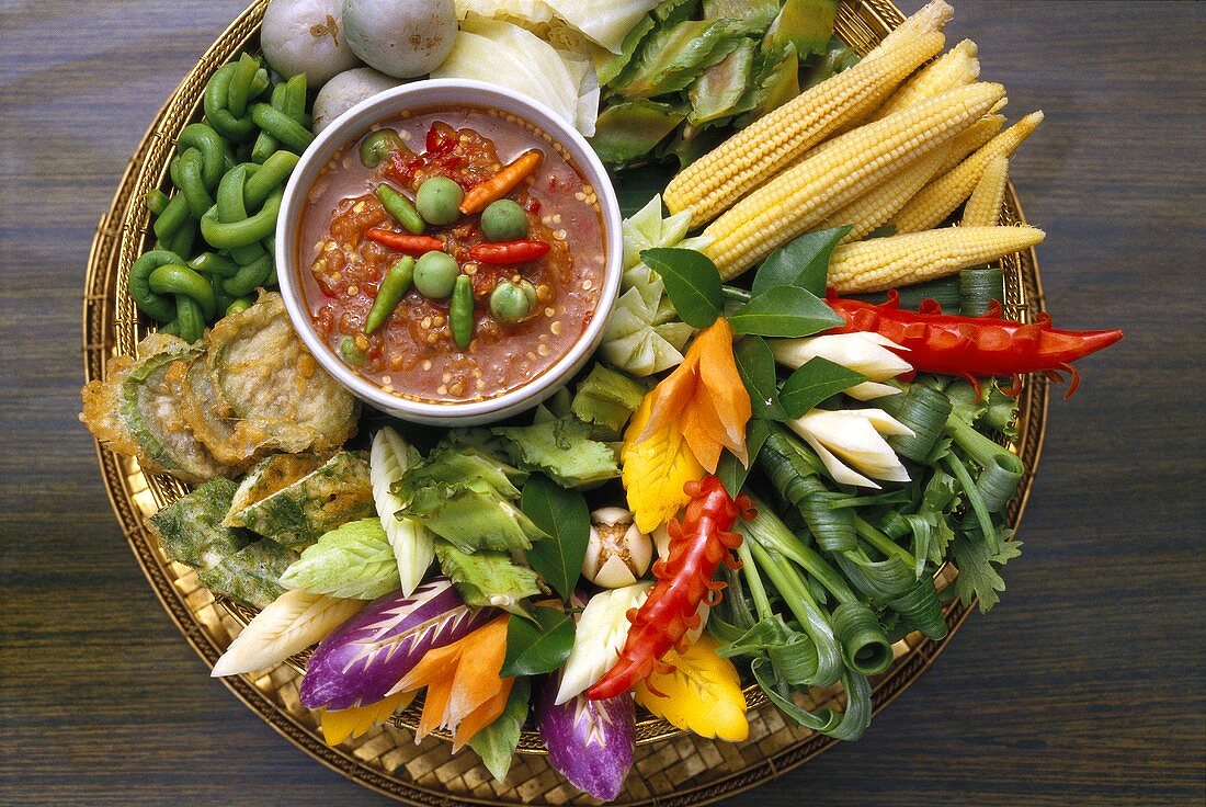 Pak djim naam prik (vegetable platter with dip, Thailand)