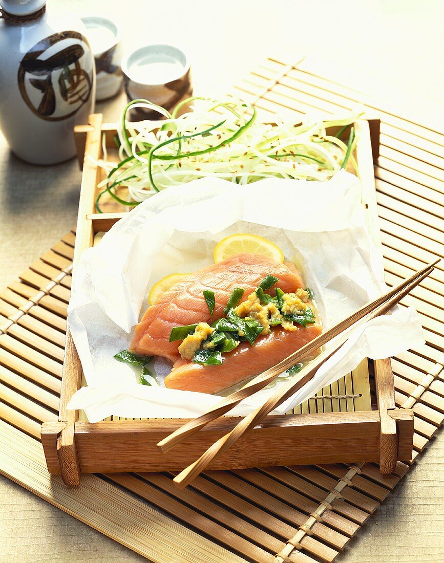Steamed salmon parcels with leeks and egg