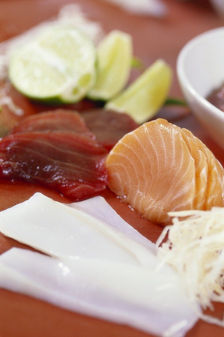 Zutaten für Sushi: Tintenfisch, Lachs und Thunfisch