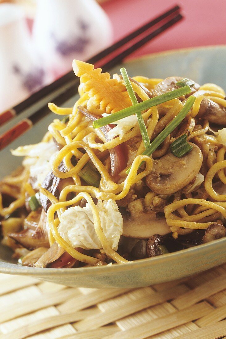 Stir-fried egg noodles with mushrooms and pak choi (Japan)