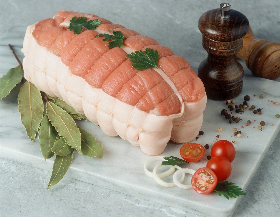 Bardierter Kalbsbraten (mit Speck und Küchengarn umwickelt)