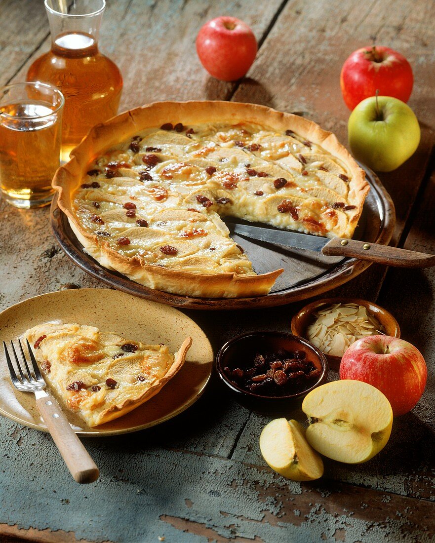 Apple tart with raisins