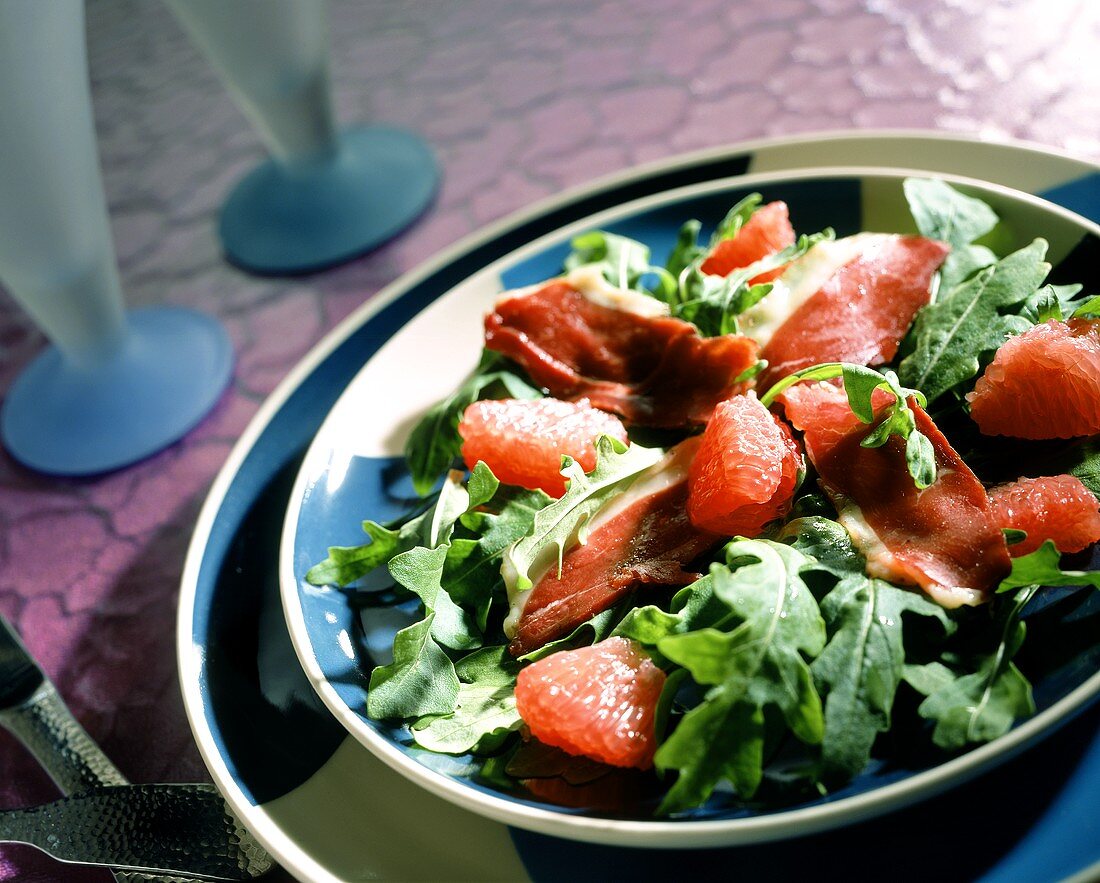 Rocket salad with pink grapefruit & smoked duck breast