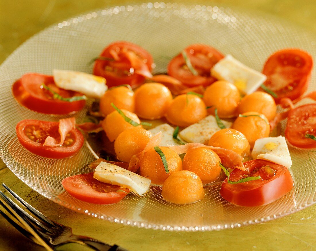 Tomaten-Mozzarella-Salat mit Melonenkugeln