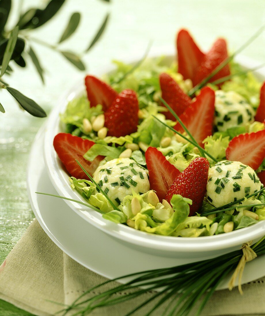 Salad with fresh strawberries and fresh goat's cheese balls