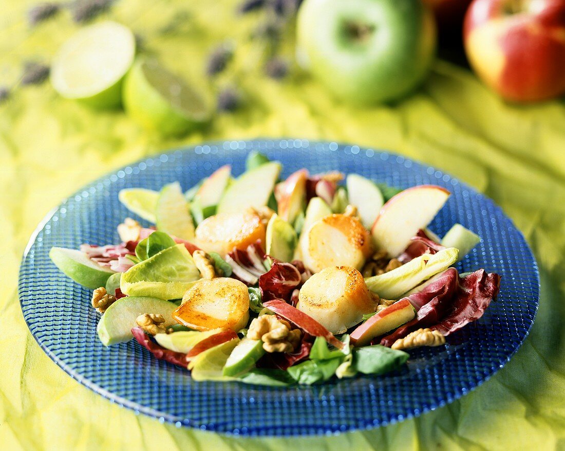 Mesclun salad with fried scallops, nuts and apples