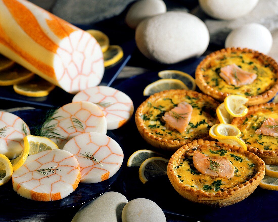 Kleine Surimi-Lachs-Tarteletts, daneben Krebsfleisch-Surimi