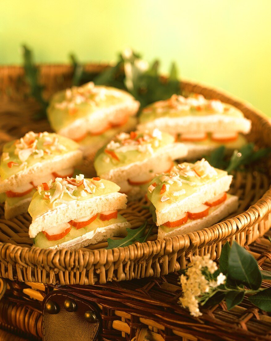 Mini Sandwiches mit Gurke und Surimi