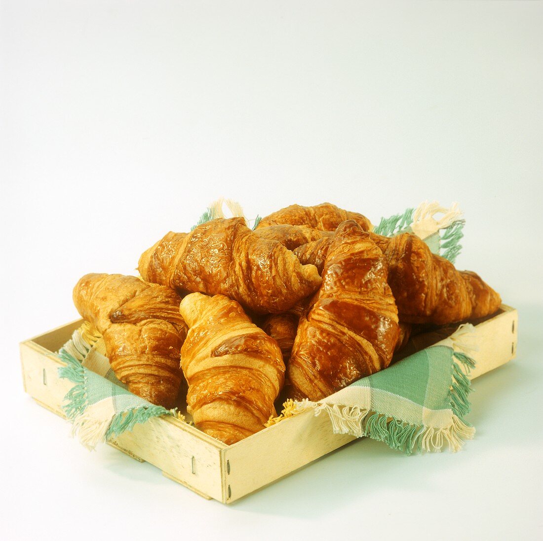 Französische Buttercroissants in einer Holzschachtel