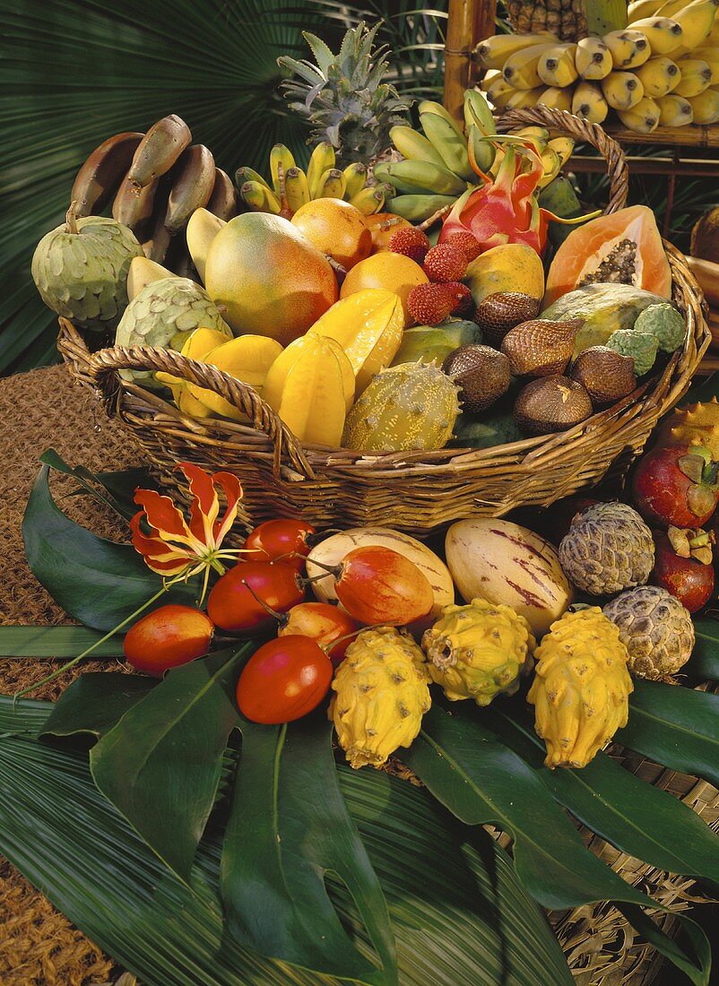 Korb mit exotischen Früchten