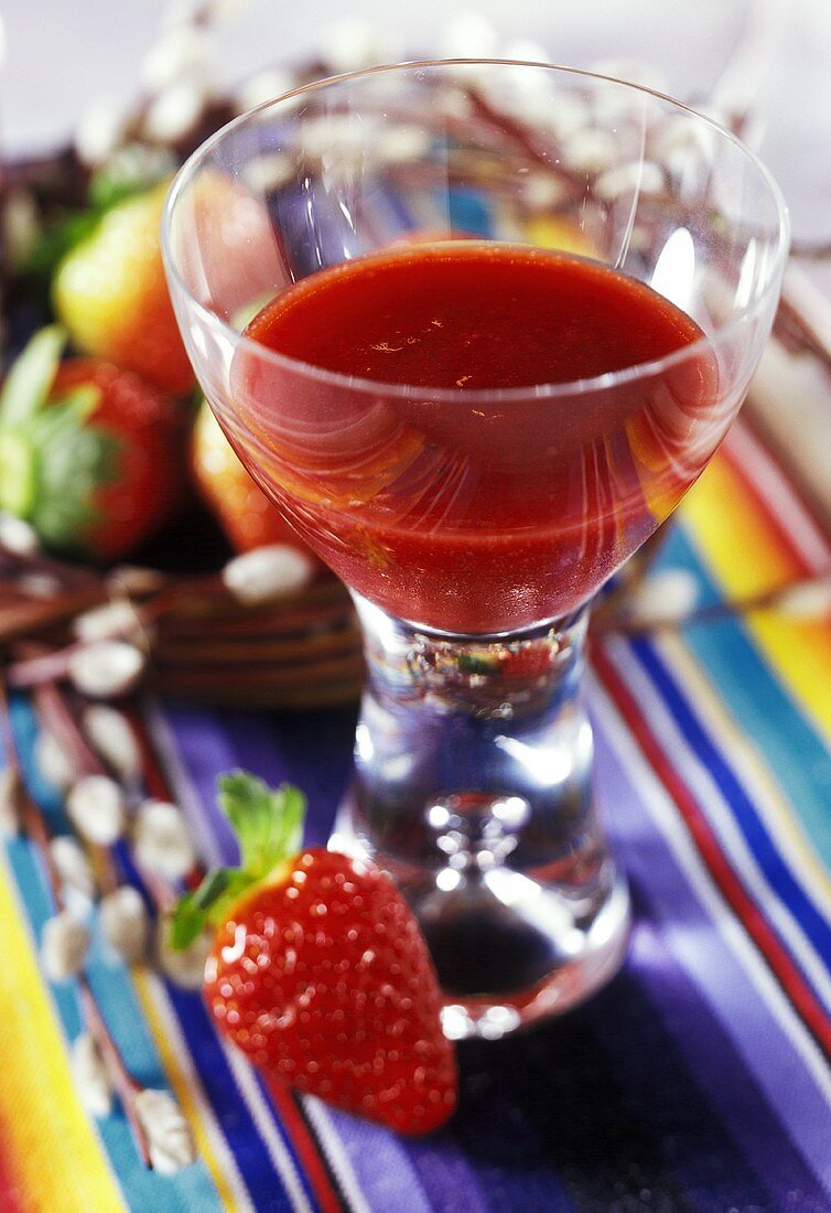 Erdbeerlimes (Erdbeersirup mit Wodka und Limettensaft)
