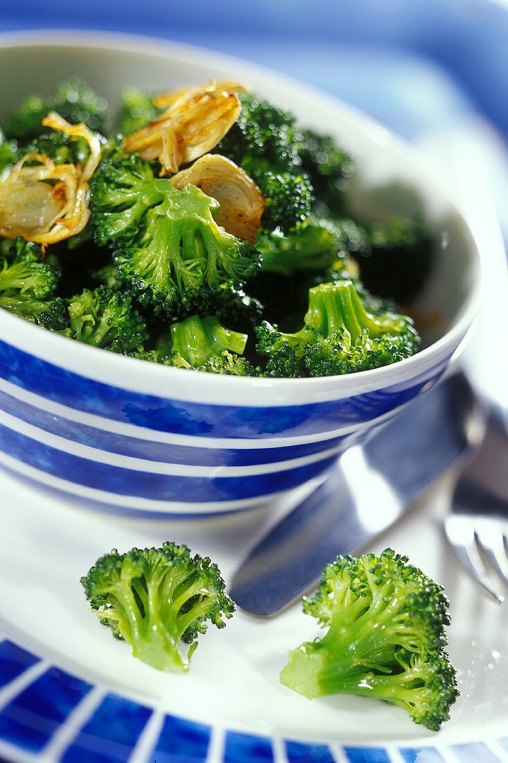 Broccoli florets with fried onions