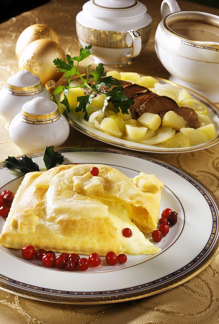 Camembert im Blätterteig mit Preiselbeeren