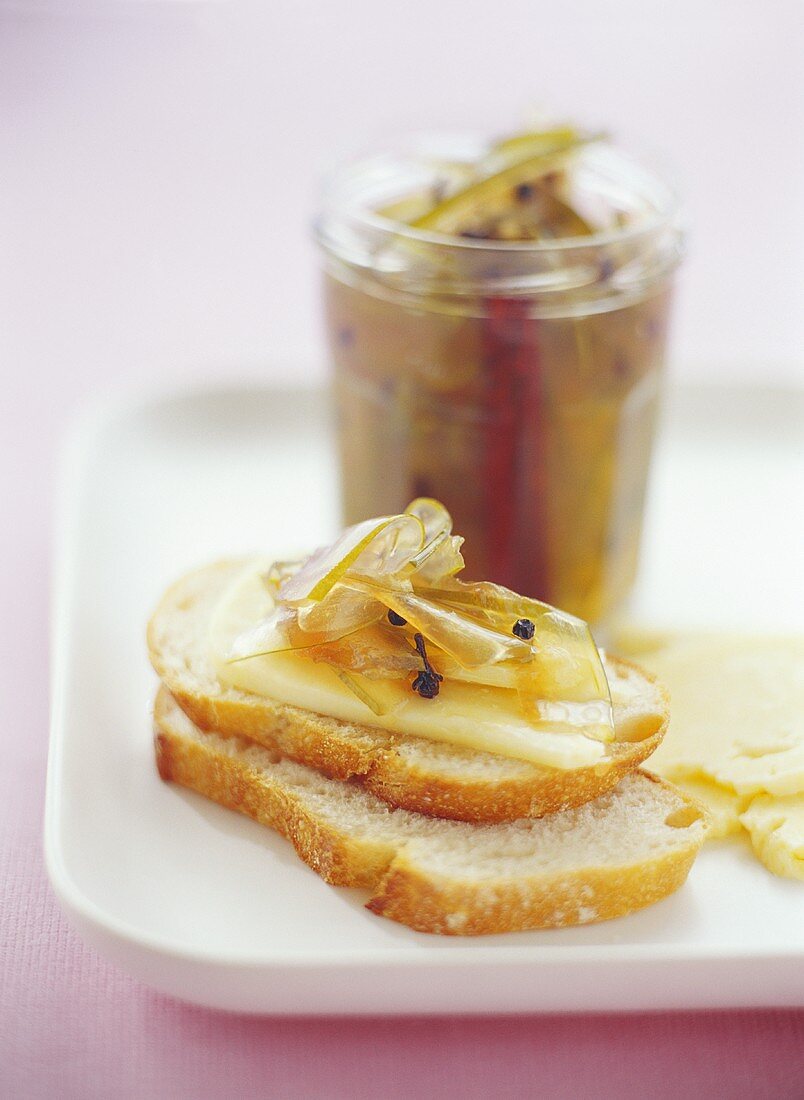 Eingelegte Wassermelonenschale mit Cheddar-Käse auf Weißbrot