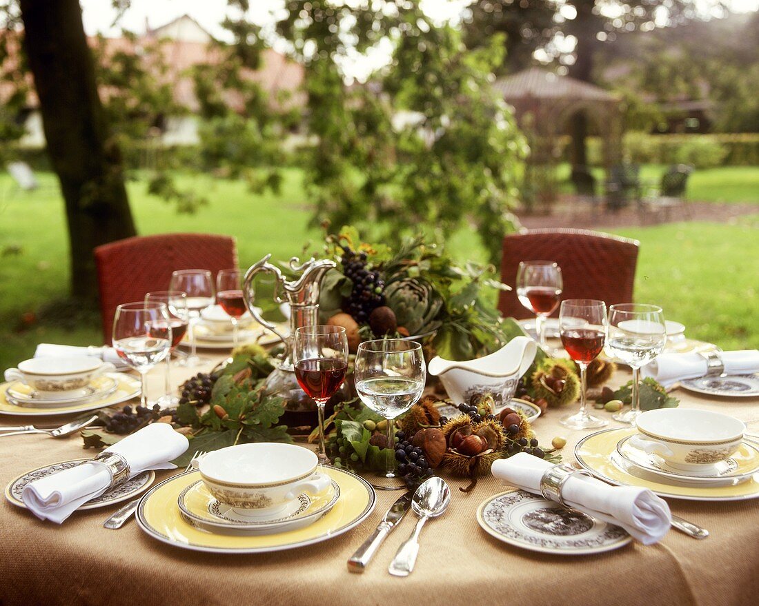 Gedeckter Tisch im Freien für ein Herbstmenü