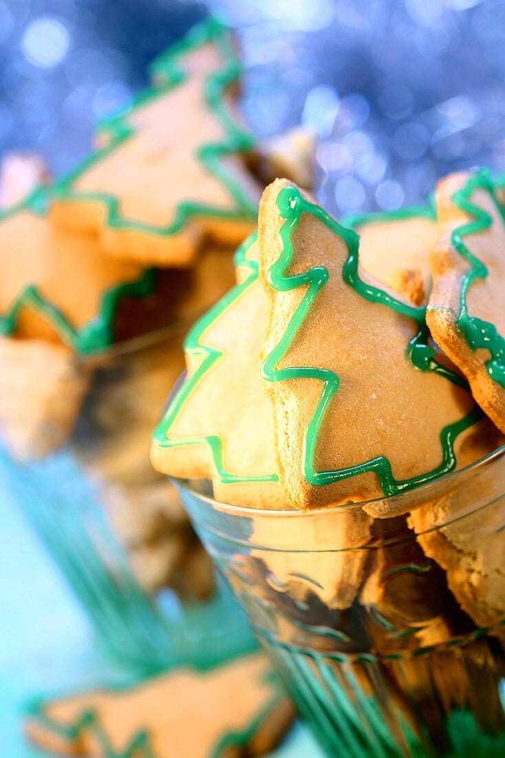 Kleine Weihnachtsbaum-Plätzchen aus Mürbeteig