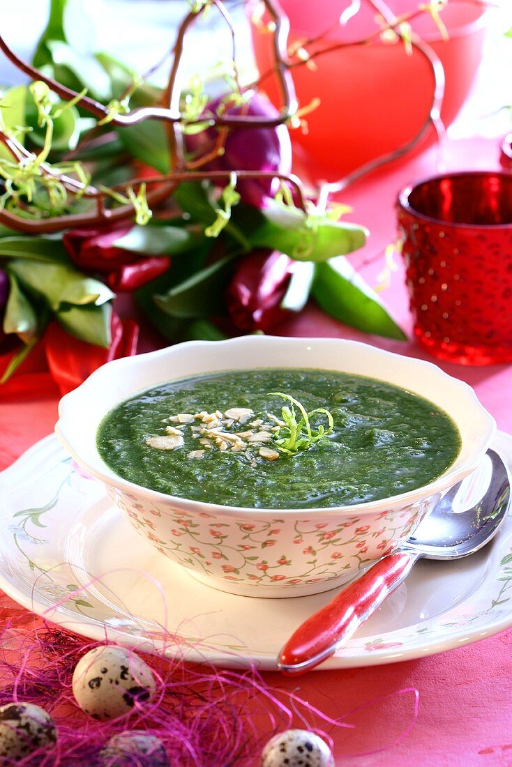 Creamed spinach soup with almonds