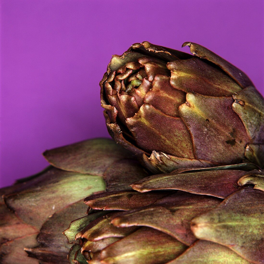 Three artichokes of different sizes (close-up)