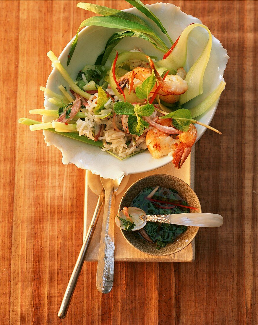 Pikanter Reissalat mit Garnelen und Chili (Bali, Indonesien)