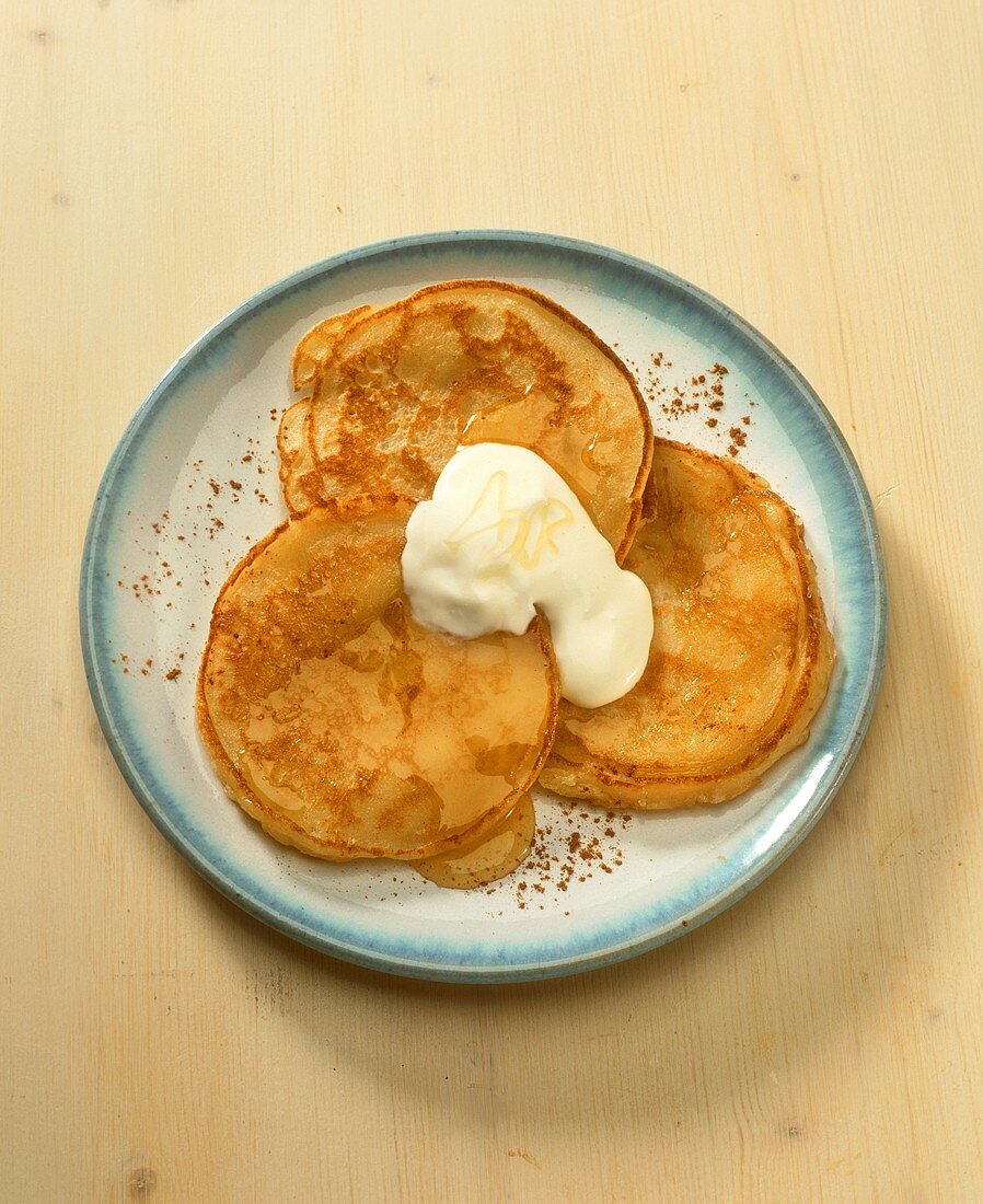 Pancake with maple syrup and sour cream
