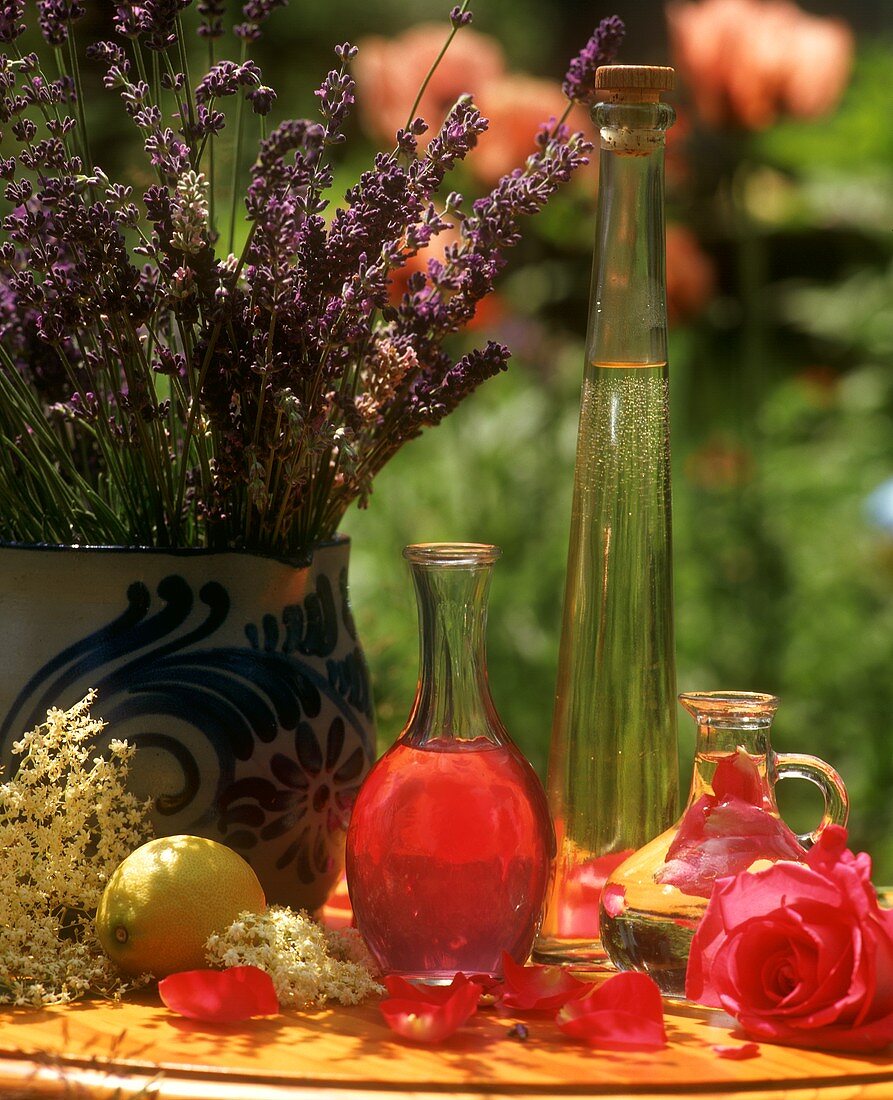 Rosen-Hamamelis-Gesichtswasser mit Lavendel